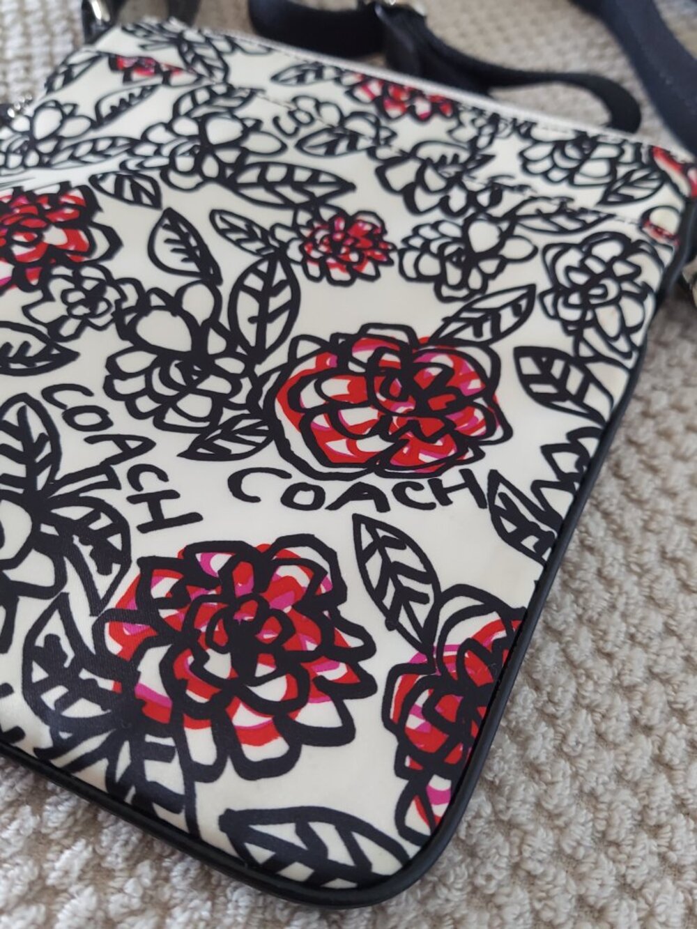 Coach Poppy Floral Graffiti Crossbody Swingpack Bag Limited Edition - Picture 8 of 9